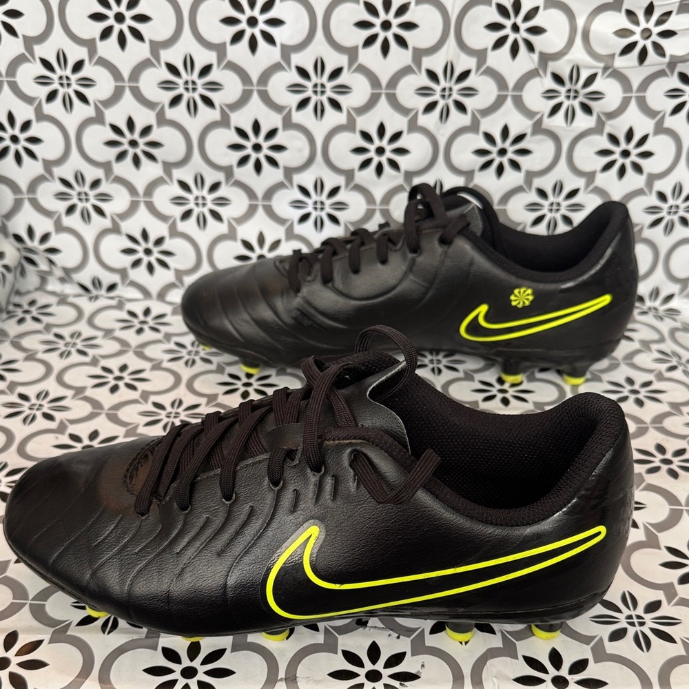 Nike youth Black and Yellow Athletic Cleats Sz 6y